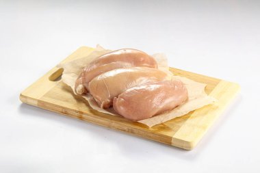 Çiğ tavuk göğsü filetosu.