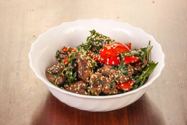 Tavuk ciğeri ve domatesli lezzetli salata.