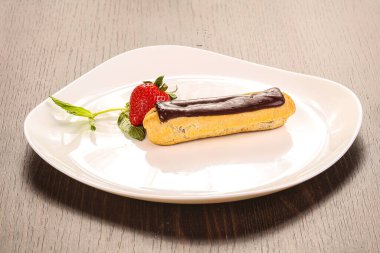 Çikolata kremalı tatlı ekler.