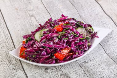 Bitki ve baharatlı kırmızı lahana turşusu