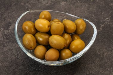 Kavanozda yeşil zeytin turşusu