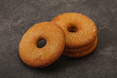 Tatlı ve çıtır çıtır zencefilli kurabiye yığını