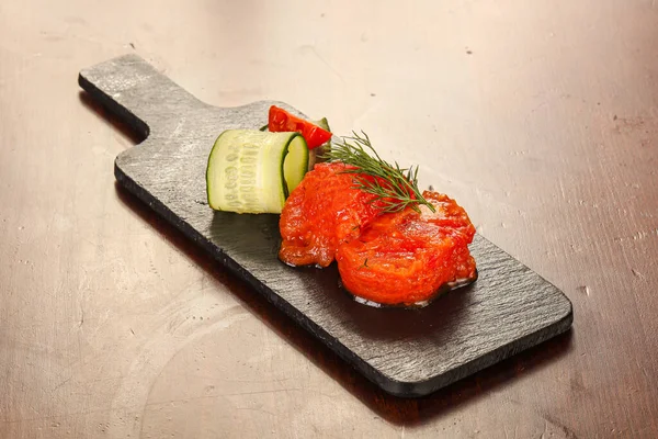 Gegrillte Tomaten Grill Über Bord Isoliert — Stockfoto