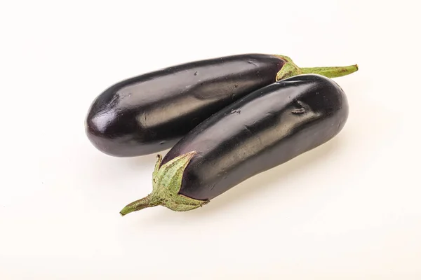 Deux Aubergines Crues Mûres Isolées Pour Cuisson — Photo