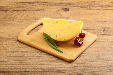 Cevizli sert peynir tuğlası.