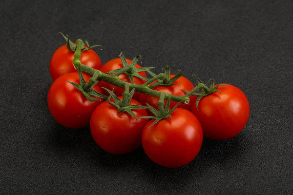 Rama Fresca Tomate Cherry Maduro Aislada — Foto de Stock