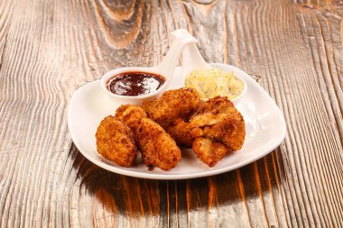 Peynir soslu kızarmış brokoli.