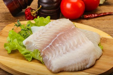 Pişirmek için çiğ pangasius fileto balığı.