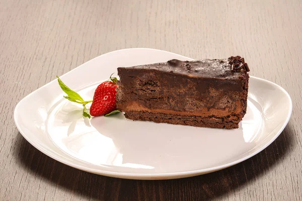 甜巧克力蛋糕配草莓和薄荷糖 — 图库照片