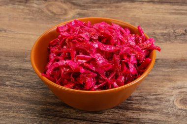 Kasede pancar kökü olan marine edilmiş kırmızı lahana.