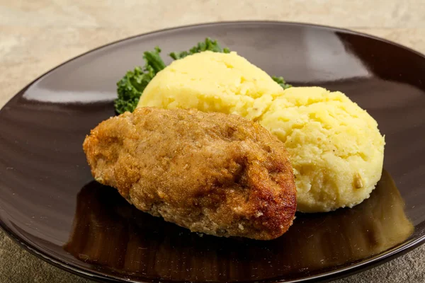 Knuspriges Hähnchenschnitzel Aus Hackfleisch Mit Kartoffelpüree — Stockfoto