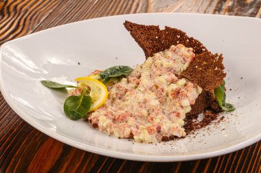 Biftek etli tart limon ve ekmek servis edildi.