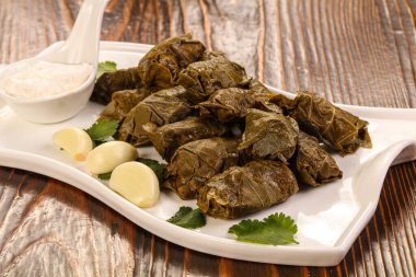 Üzüm yapraklı dolma ve soslu et.