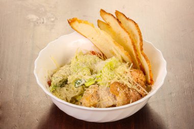 Kızarmış tavuk ve peynirli Sezar salatası.