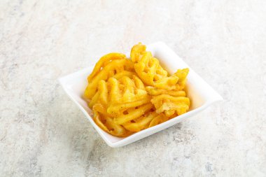 Lezzetli kızarmış patates dilimi kasede