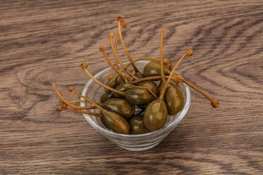 Lezzetli kapari meyveleri kasede 