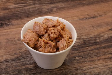 Salata için konserve ton balığı filetosu.