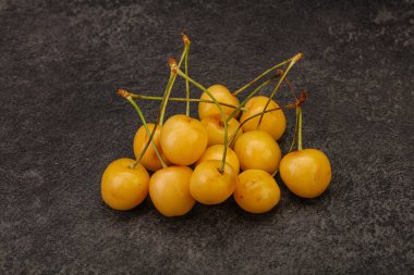 Birkaç tatlı, olgun, sarı kiraz yığını