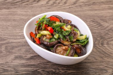 Baharatlı ve otlu terbiye edilmiş Shiitake mantarı.