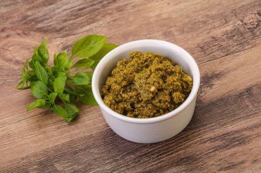 Fesleğen ve sedir fıstıklı yeşil sos sosu.