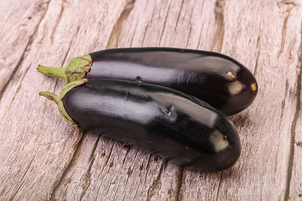 Deux Aubergines Crues Mûres Isolées Pour Cuisson — Photo