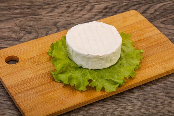 Delicioso Tradicional Brie Rodada Queijo Macio — Fotografia de Stock