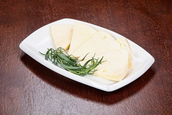 コーカシアの伝統的なチーズプレートは緑のハーブを提供 — ストック写真