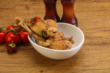 Tatlı ve baharatlı soslu tavşan yahnisi.