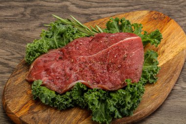 Baharatlı ızgara için çiğ biftek.