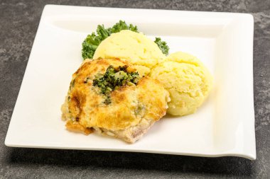 Patates püresi ve peynirli kızarmış pangasius fileto.