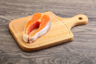 Pişirmek için çiğ somon bifteği.