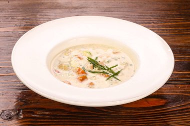 Somonlu geleneksel Fin balık kreması çorbası