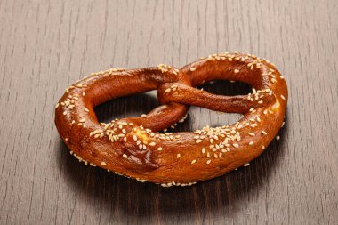 Tuzlu lezzetli Alman geleneksel krakeri izole edilmiş.