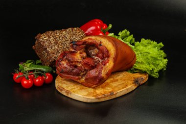 Baharatlı ve otlu domuz budu.