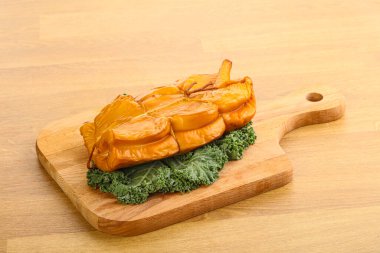 Tütsülenmiş kalamar aperatifi izole edilmiş.