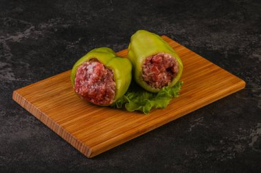 Çiğ dolma yeşil dolma biber ve et.