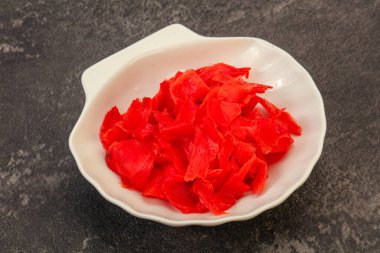 Asya mutfağı terbiye edilmiş zencefil kökü kasede.