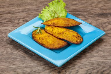 Fırında patates ve biberiye servis edilen baharatlar.