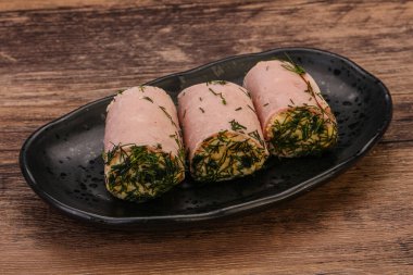 Peynirli ve sarımsaklı jambonlu sandviç.