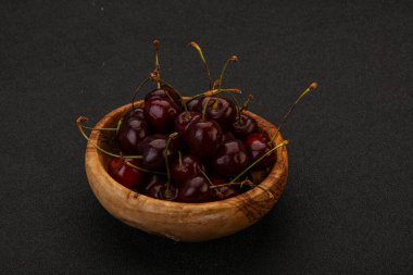 Sepette olgun kuş kirazı