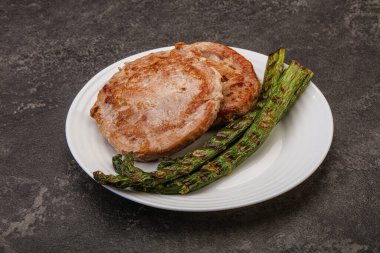 Ton balıklı ızgara biftek ve yeşil kuşkonmaz.