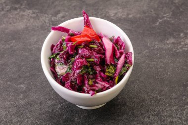 Bitki ve baharatlı kırmızı lahana turşusu