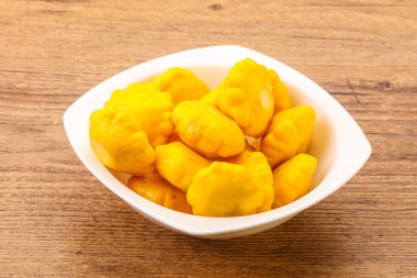 Kasede marine edilmiş bebek pastaları var.