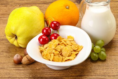 Mısır gevreği, meyve ve sütle kahvaltı