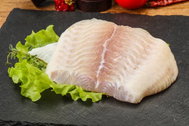 Pişirmek için çiğ pangasius fileto balığı.