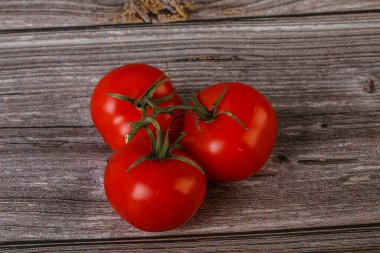 Kırmızı parlak olgun ve tatlı domates dalı