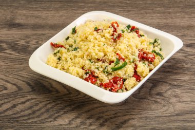 Vejetaryen yemeği - sebzeli kuskus ve maydanoz.