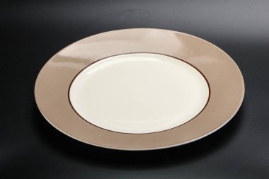 Mutfak için boş renk tabağı izole edildi