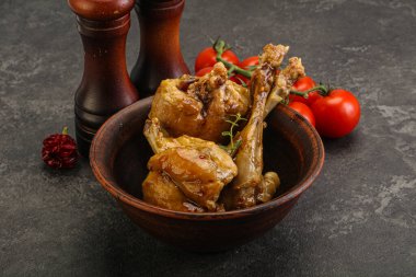 Tatlı ve baharatlı soslu tavşan yahnisi.