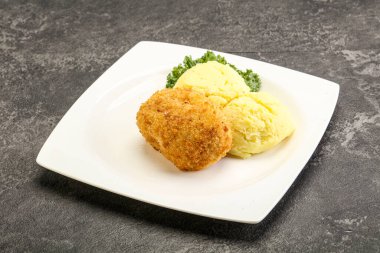 Patates püresiyle doğranmış etten çıtır tavuk pirzolası.